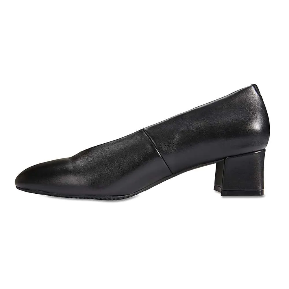 Carmen Heel in Black Leather
