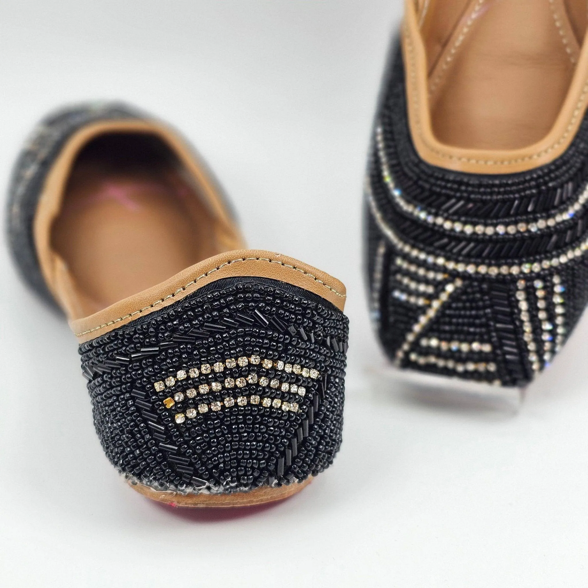 Nightingale Black Embroidered Juttis