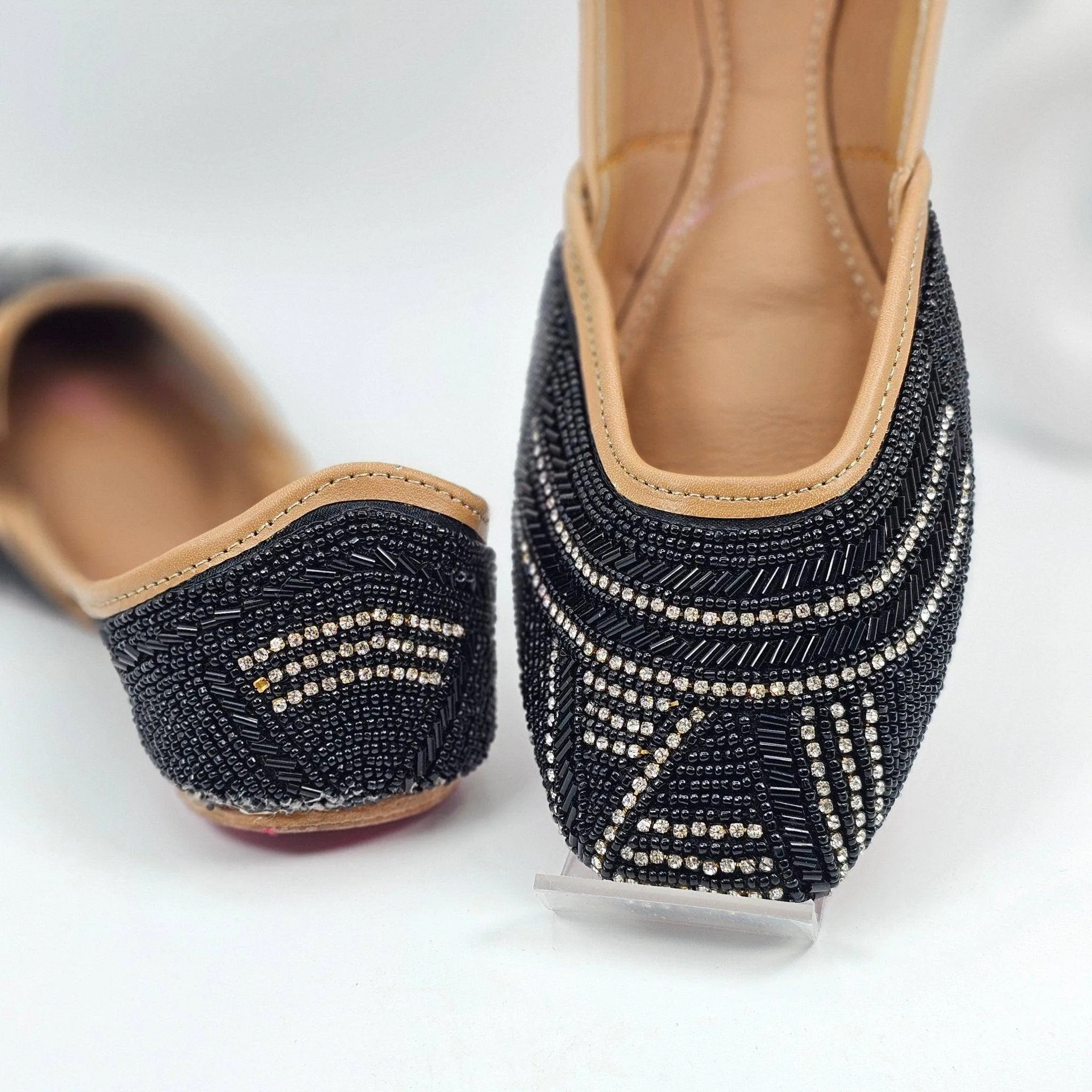 Nightingale Black Embroidered Juttis