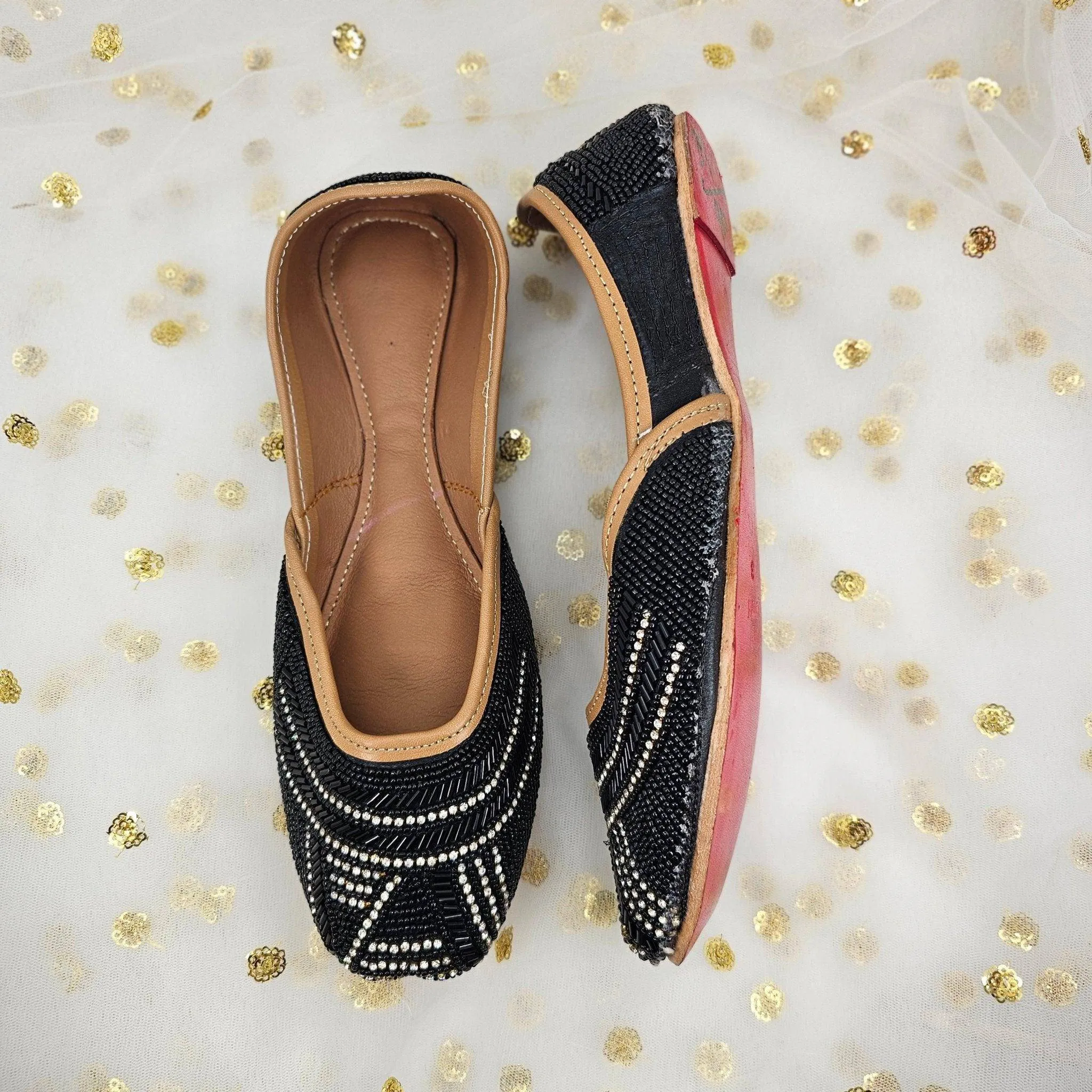 Nightingale Black Embroidered Juttis