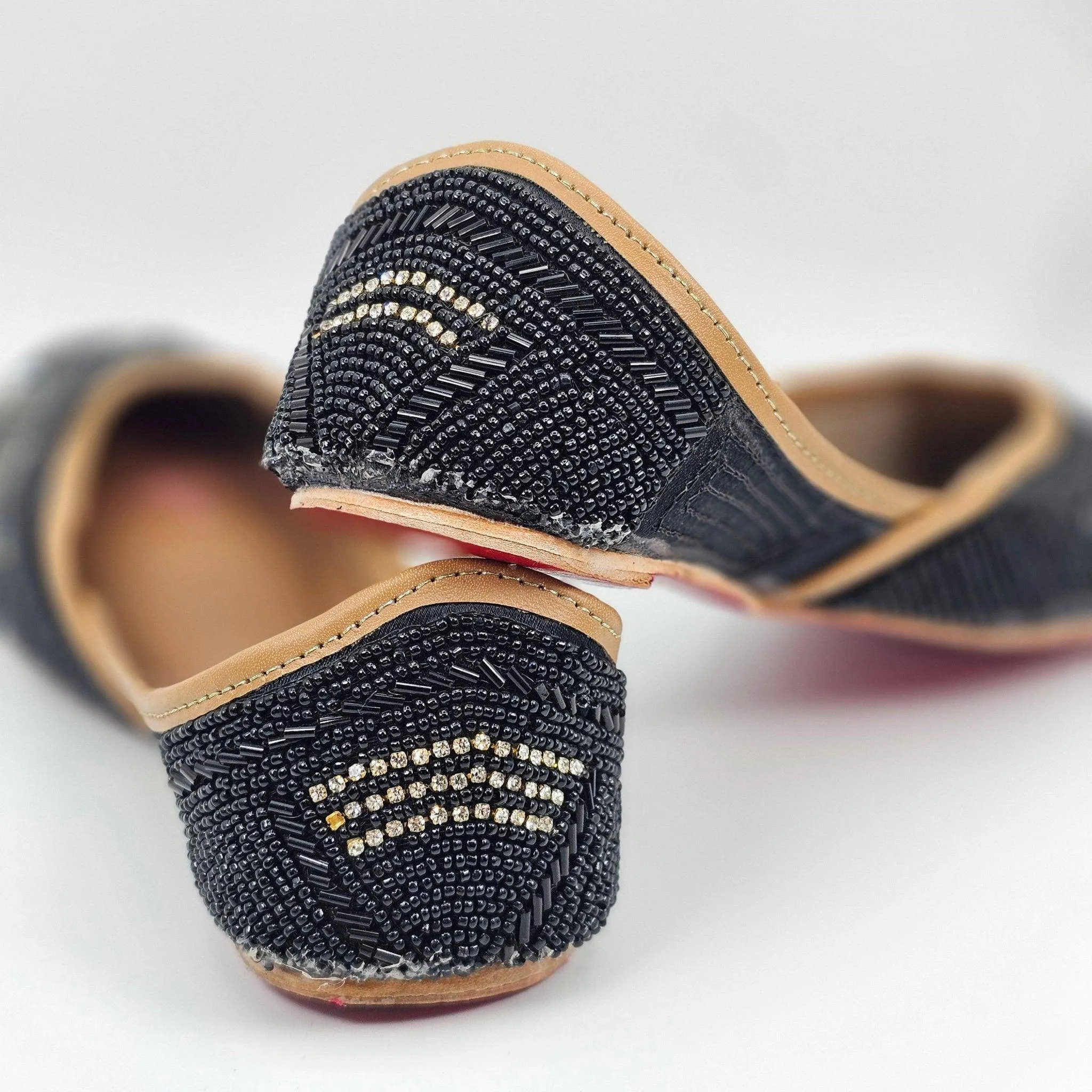 Nightingale Black Embroidered Juttis